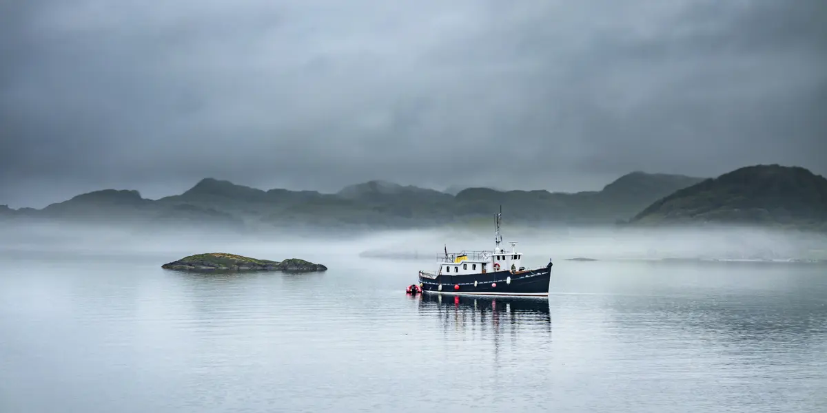 Lago Ness con barco y banco de niebla