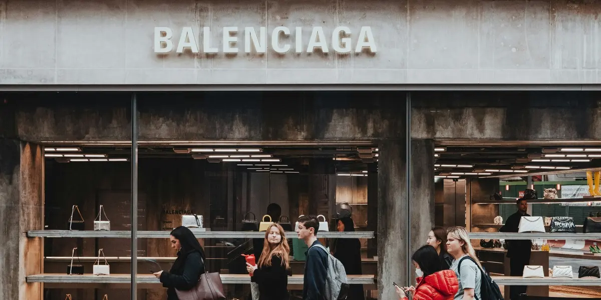 Imagen del exterior de una tienda de moda de Balenciaga