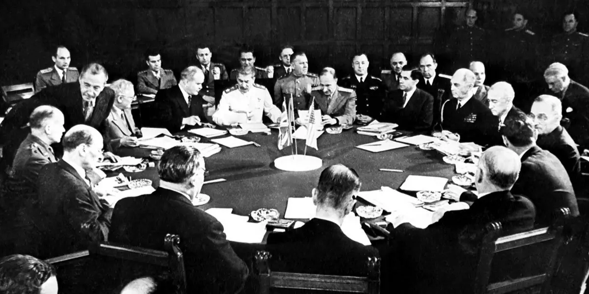 Fotografía histórica de la Conferencia de Potsdam en 1945, con Truman, Stalin y Attlee y sus delegaciones en una mesa redonda.