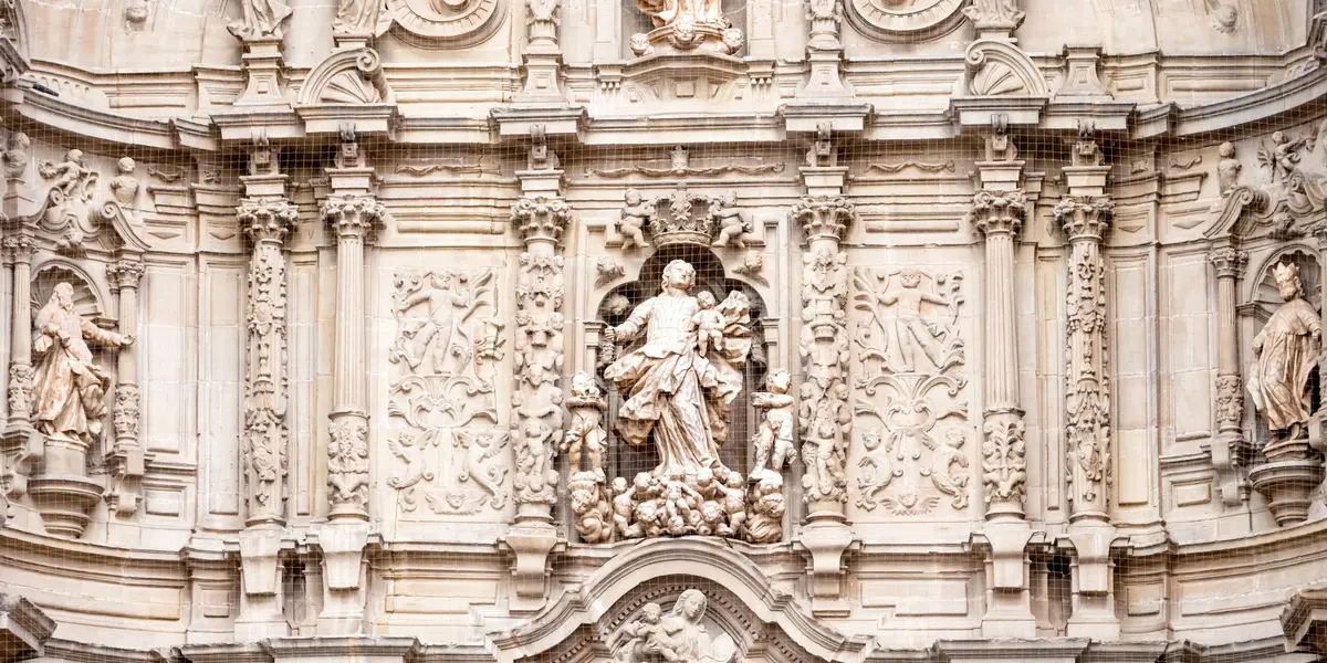 Fachada barroca de la Concatedral de Santa María de la Redonda en Logroño