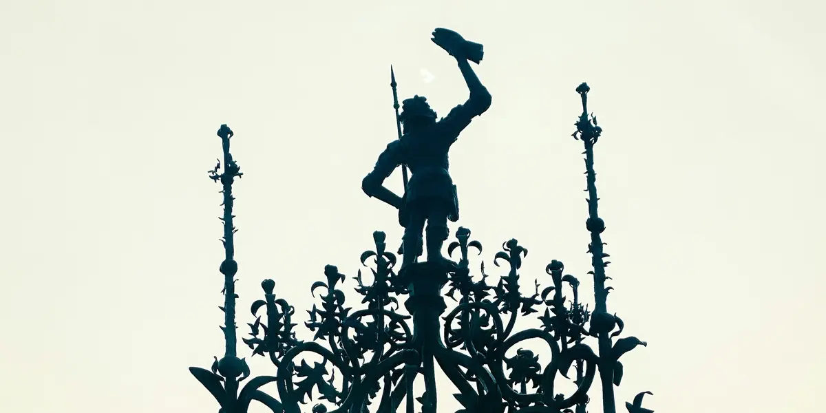 Figura del gigante en hierro en el centro histórico de Segorbe al atardecer