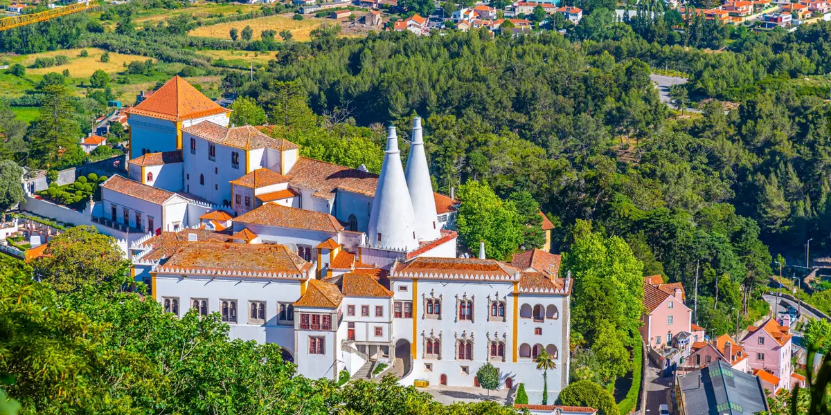 Palacio Nacional de Sintra con sus chimeneas, Sintra, Portugal