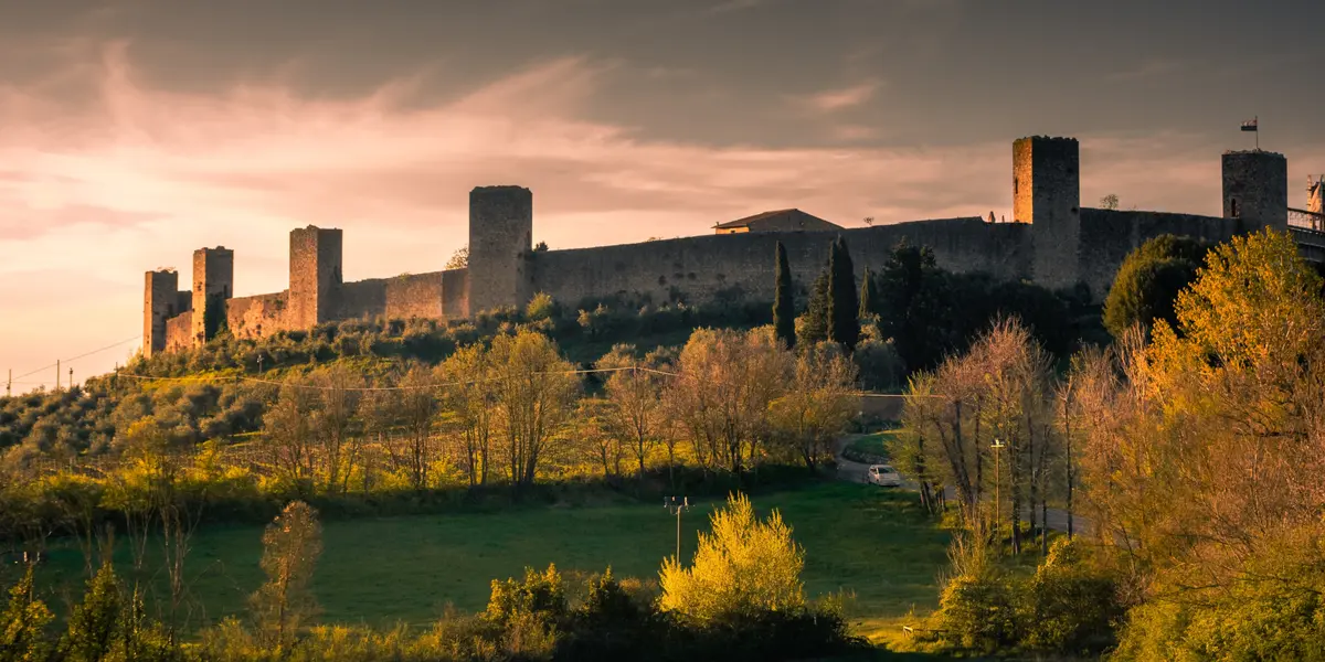 Murallas medievales de Monteriggioni al atardecer en Toscana, Italia
