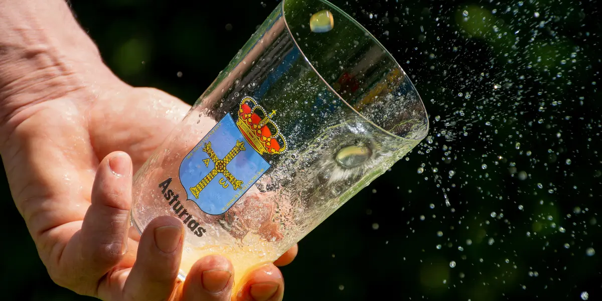 Escanciado de sidra asturiana tradicional durante espicha en Gijón
