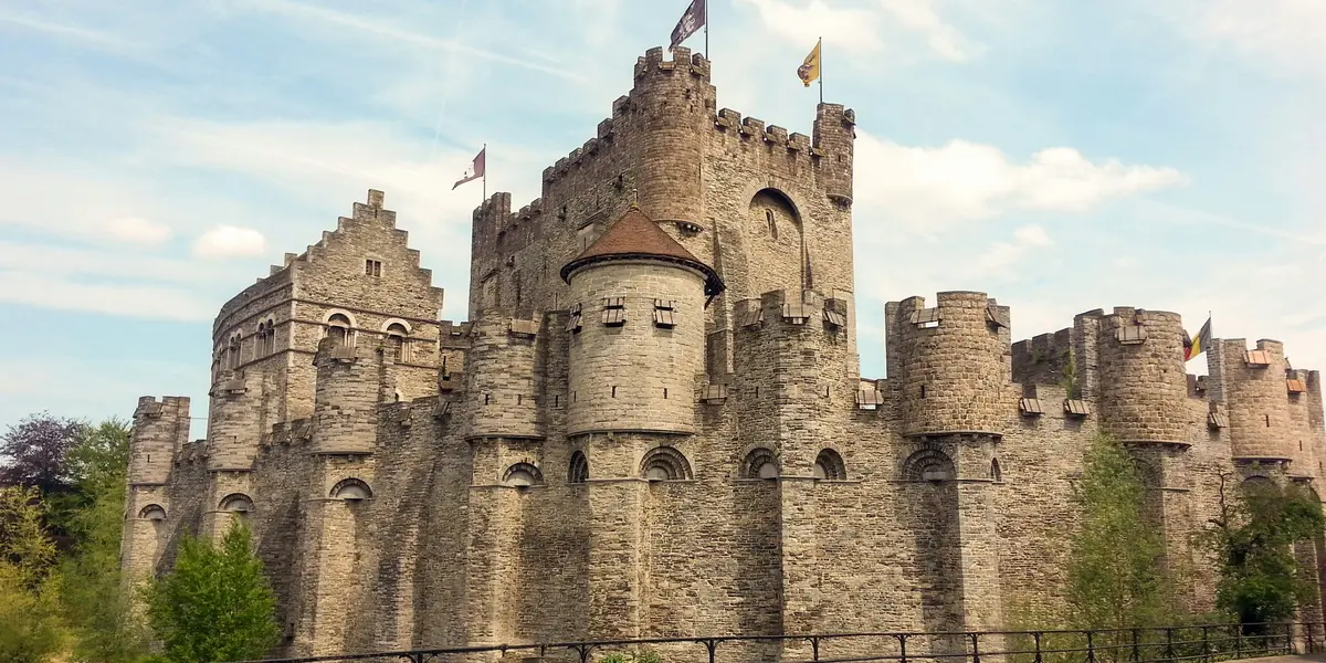 Castillo de los Condes de Flandes con murallas y torreones