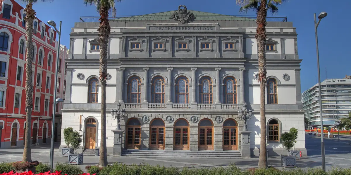 Fachada del Teatro Pérez Galdós entre palmeras en Las Palmas de Gran Canaria.