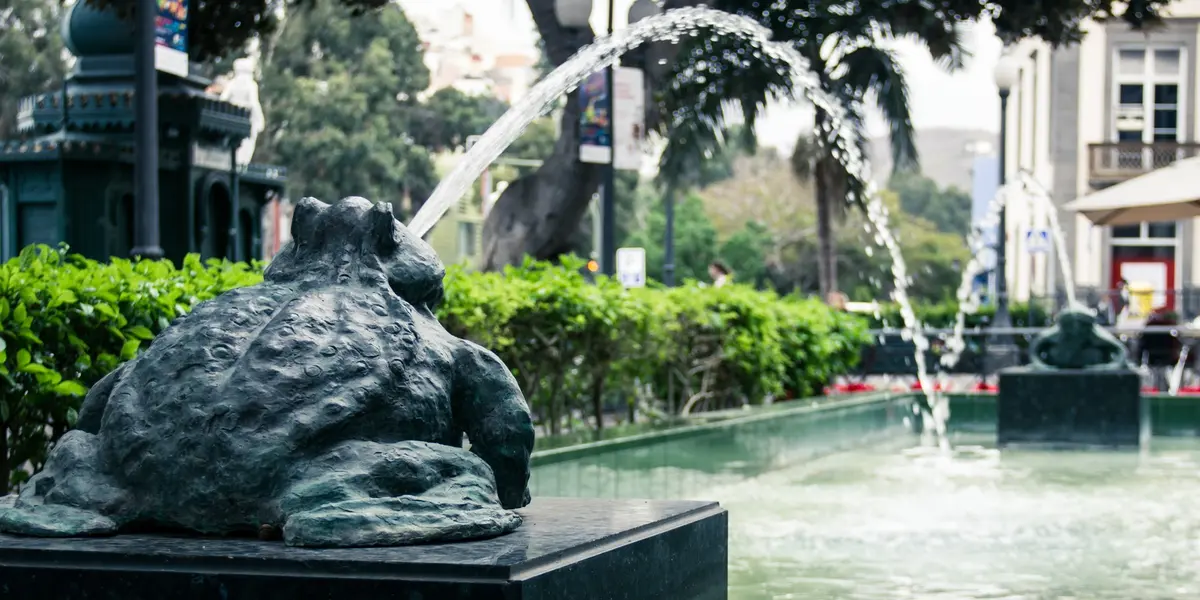 Fuente de ranas chorreando agua en el Parque de San Telmo, Las Palmas.