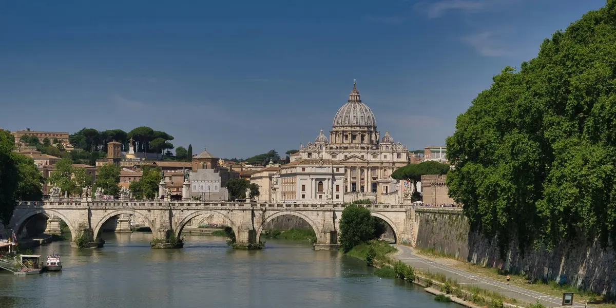 Basílica de San Pedro y puente sobre el río Tíber en Roma