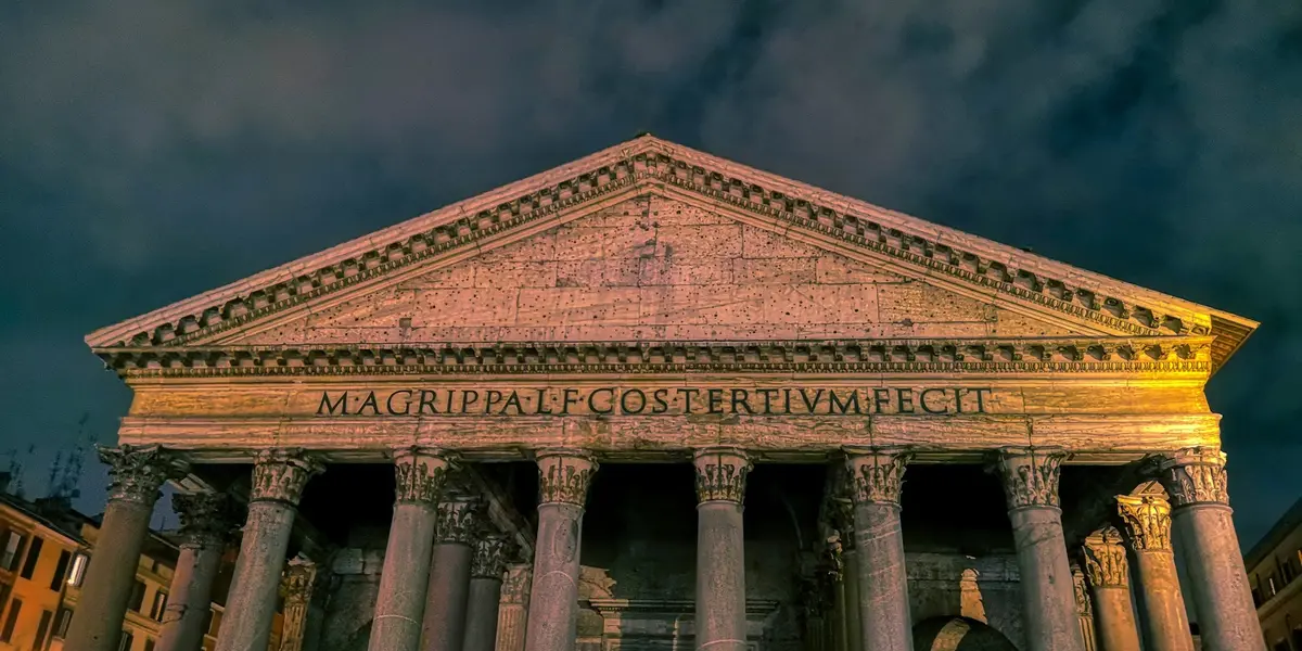 Fachada iluminada del Panteón de Agripa en Roma.