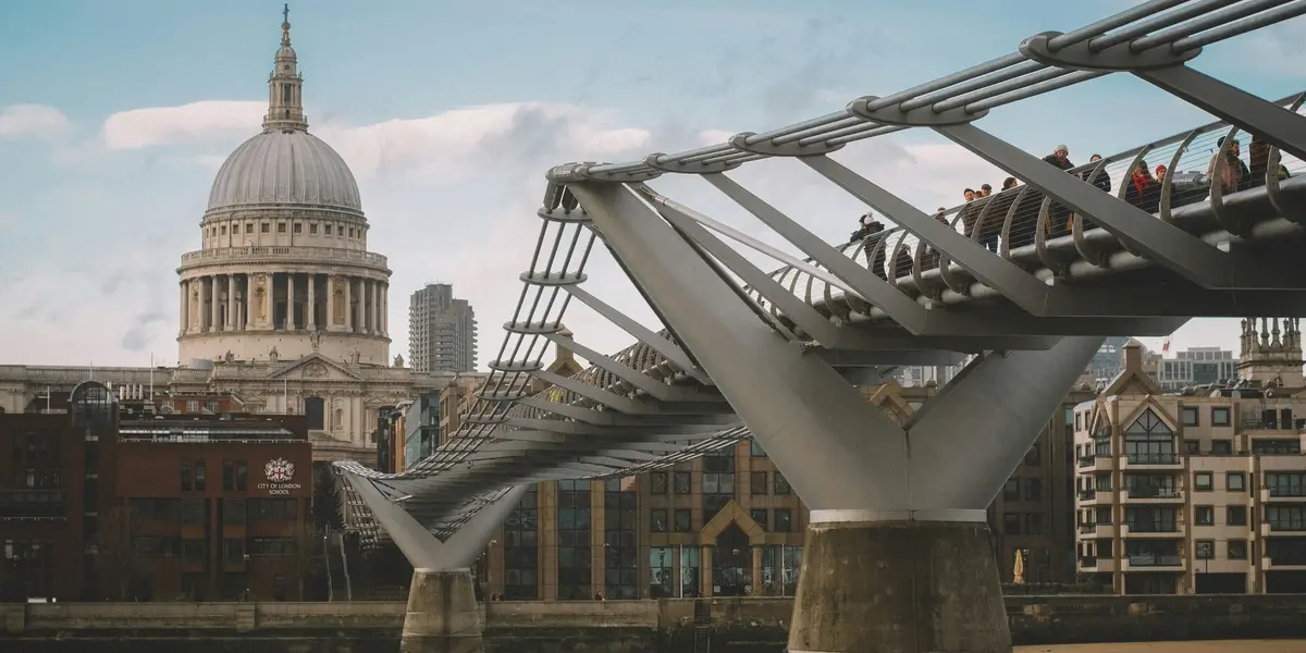 El Puente del Milenio con peatones y la cúpula de la Catedral de San Pablo al fondo en Londres