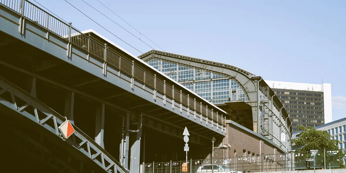 Puente de hierro y arquitectura industrial en una calle urbana de Berlín.