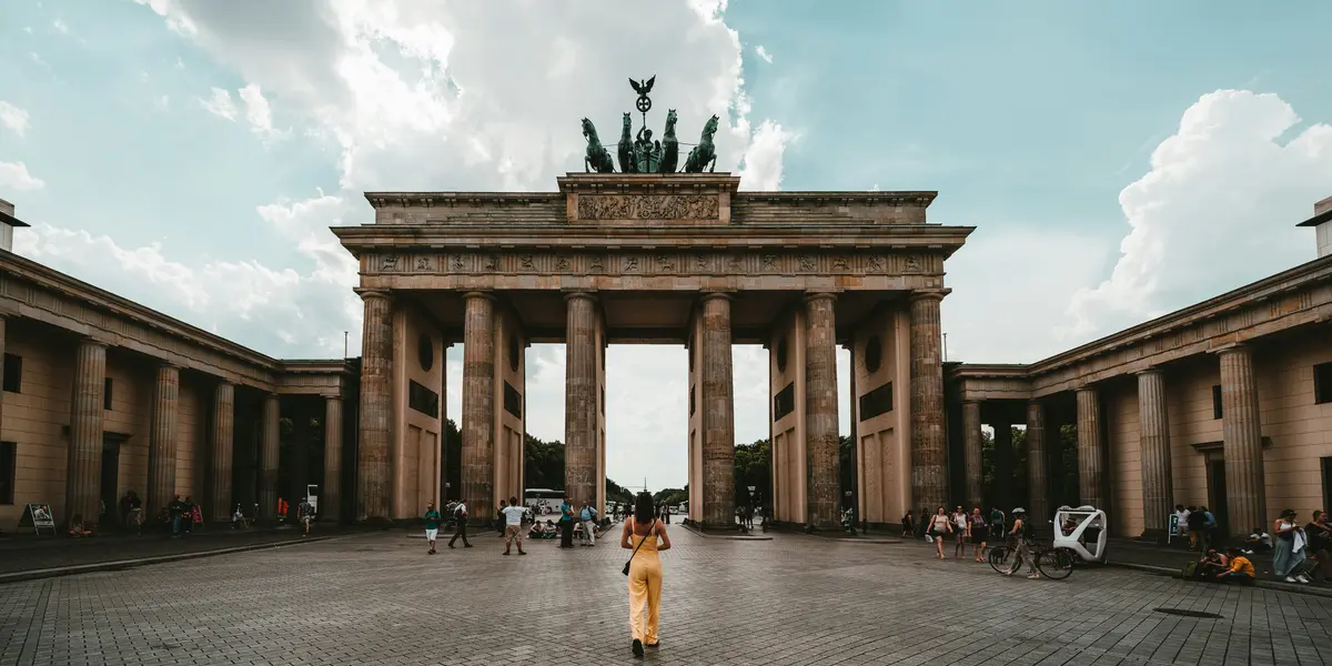 Persona caminando hacia la Puerta de Brandeburgo en Berlín