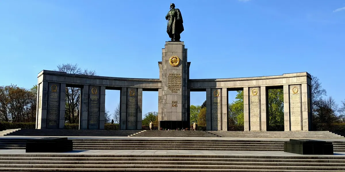 Monumento de Guerra Soviético con estatua de soldado en Tiergarten, Berlín