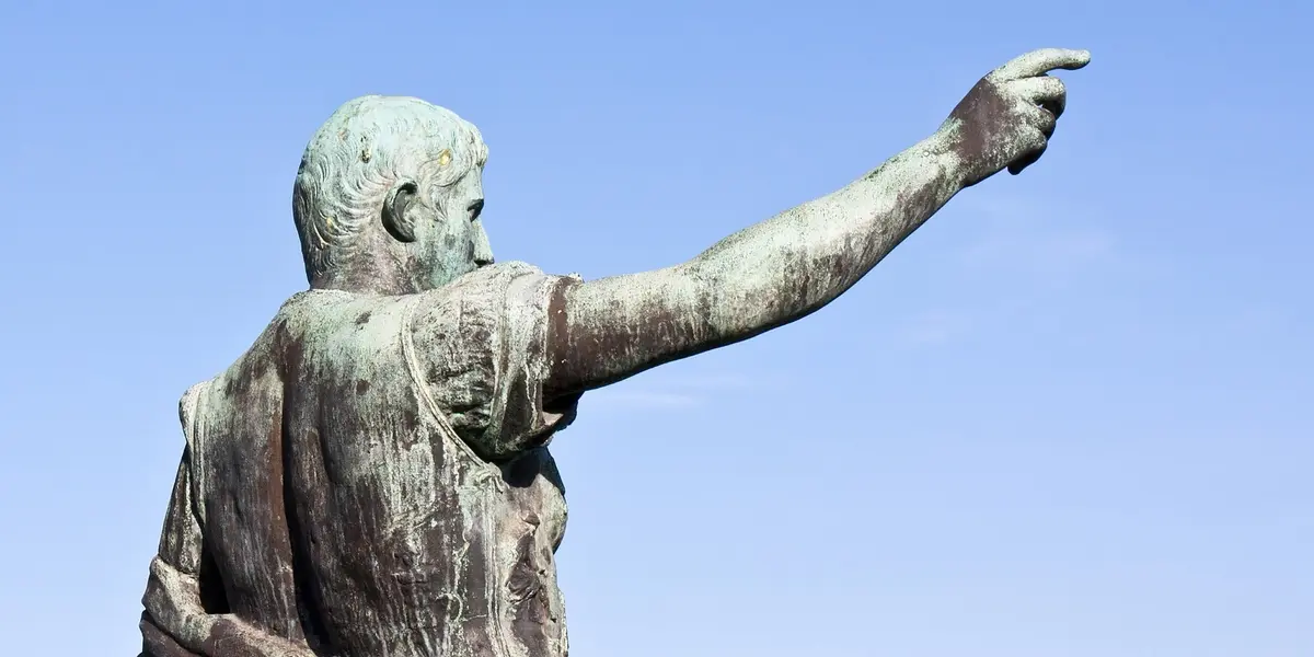 Estatua de bronce de Octavio Augusto señalando al horizonte en Gijón, Asturias.