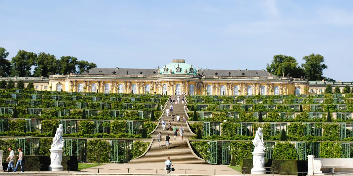 Palacio de Sanssouci con sus viñedos en terrazas y escalinatas, Potsdam.