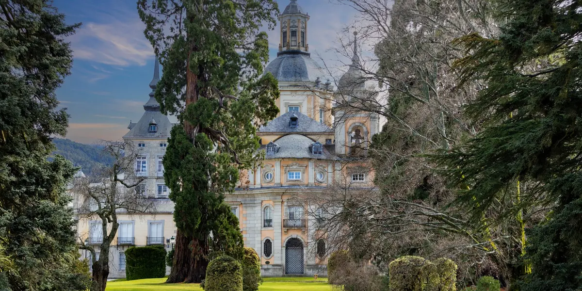Palacio Real de La Granja entre cedros y secuoyas en Segovia, España