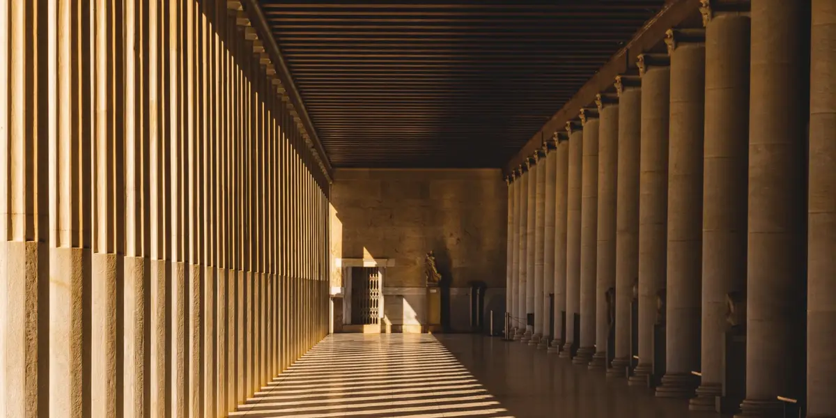 Sombras de columnas en el interior de la Estoa de Átalo, Ágora de Atenas.