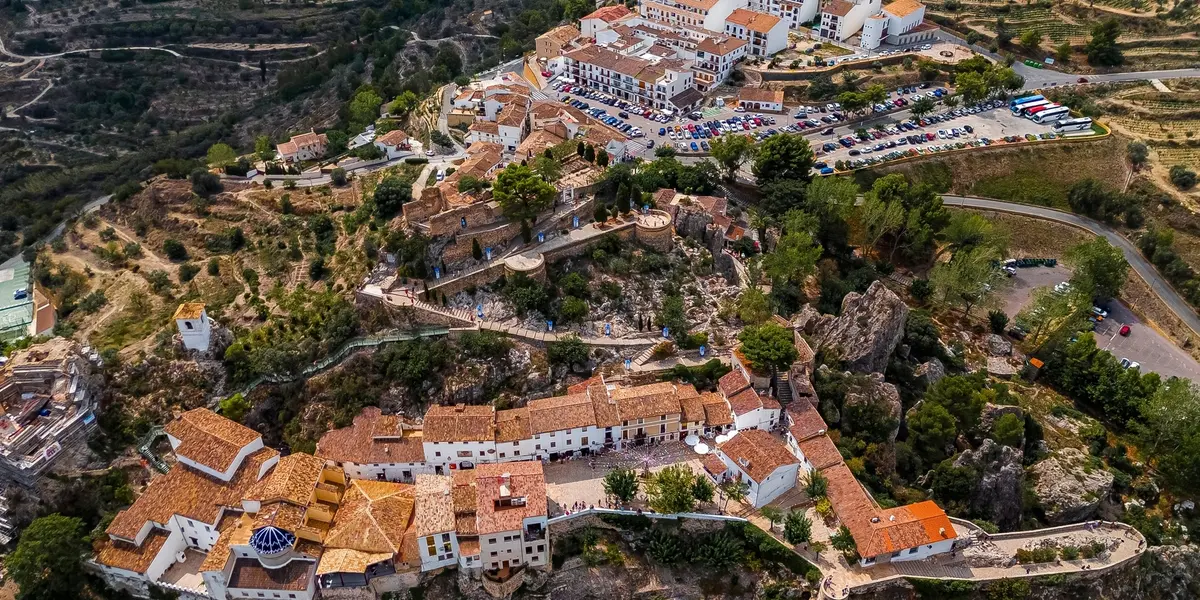Vista aérea del pueblo medieval de Guadalest y su castillo sobre la roca, Alicante
