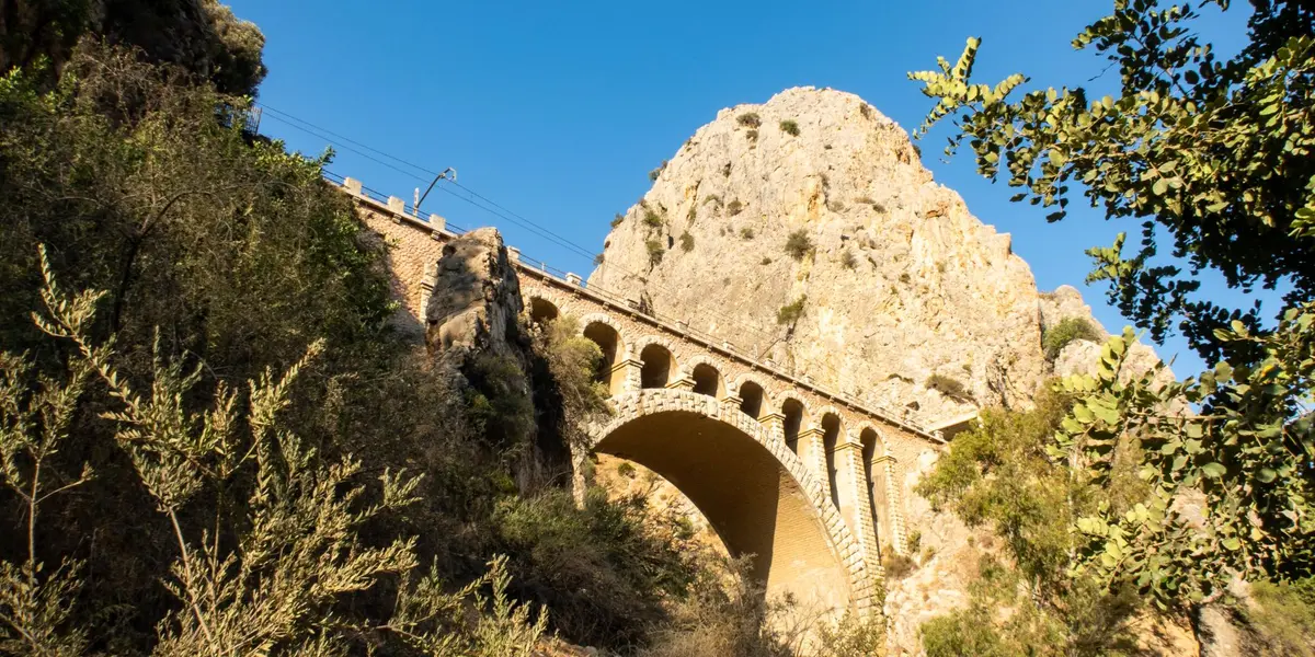 Puente de la línea de renfe en Caminito del Rey
