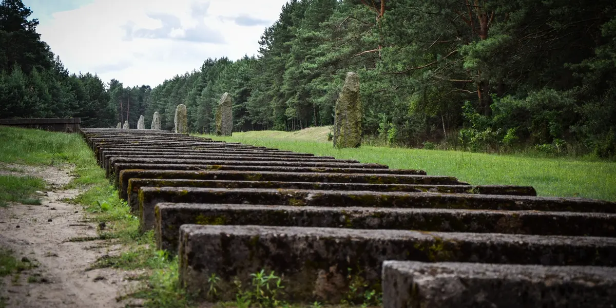 Memorial con bloques de hormigón en el campo de Treblinka, Polonia
