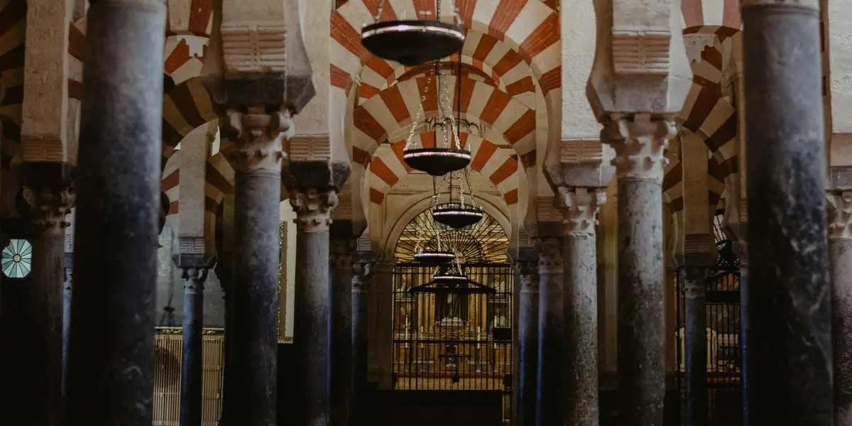 Arcos y columnas de mármol en la Mezquita de Córdoba