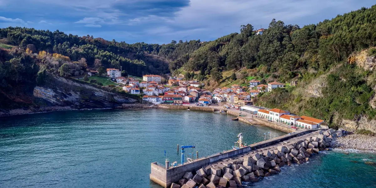 Vista aérea del puerto y el pueblo de Tazones