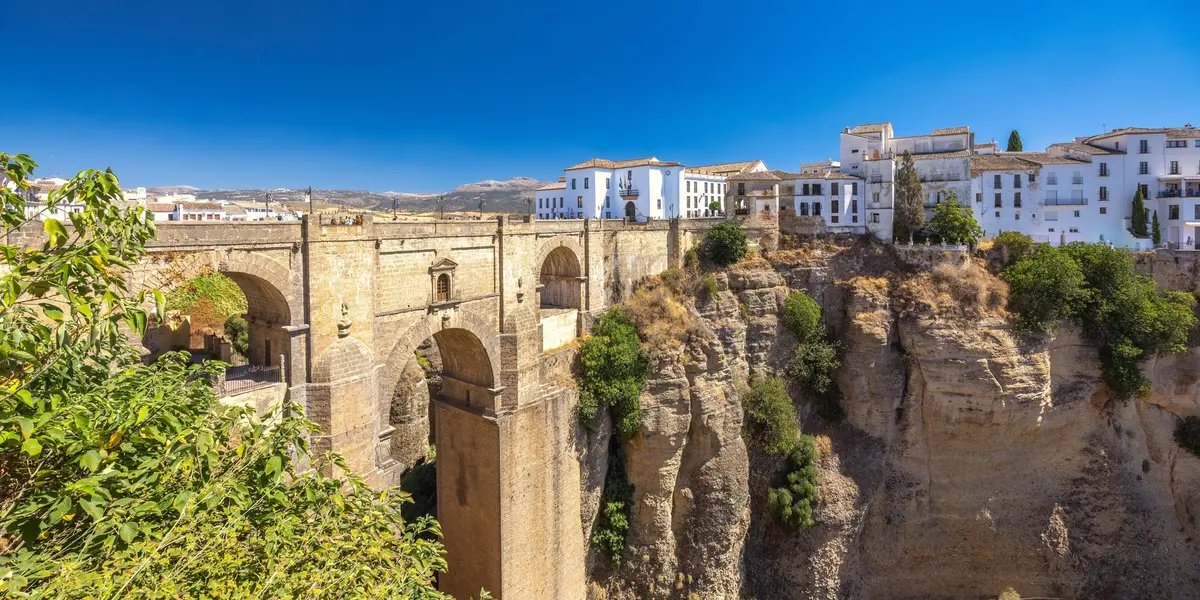Puente Nuevo sobre el Tajo de Ronda y casas blancas.