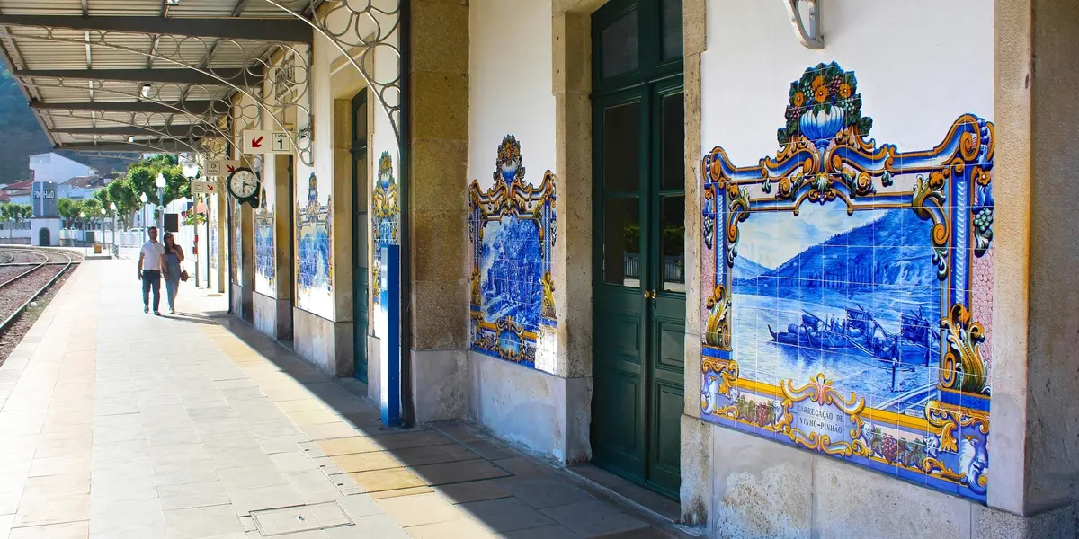 Azulejos tradicionales en la estación de tren de Pinhão, en el Valle del Duero