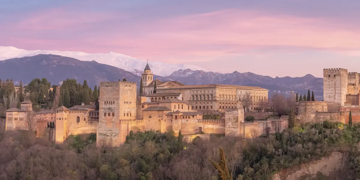 La Alhambra y Sierra Nevada al atardecer en Granada, España
