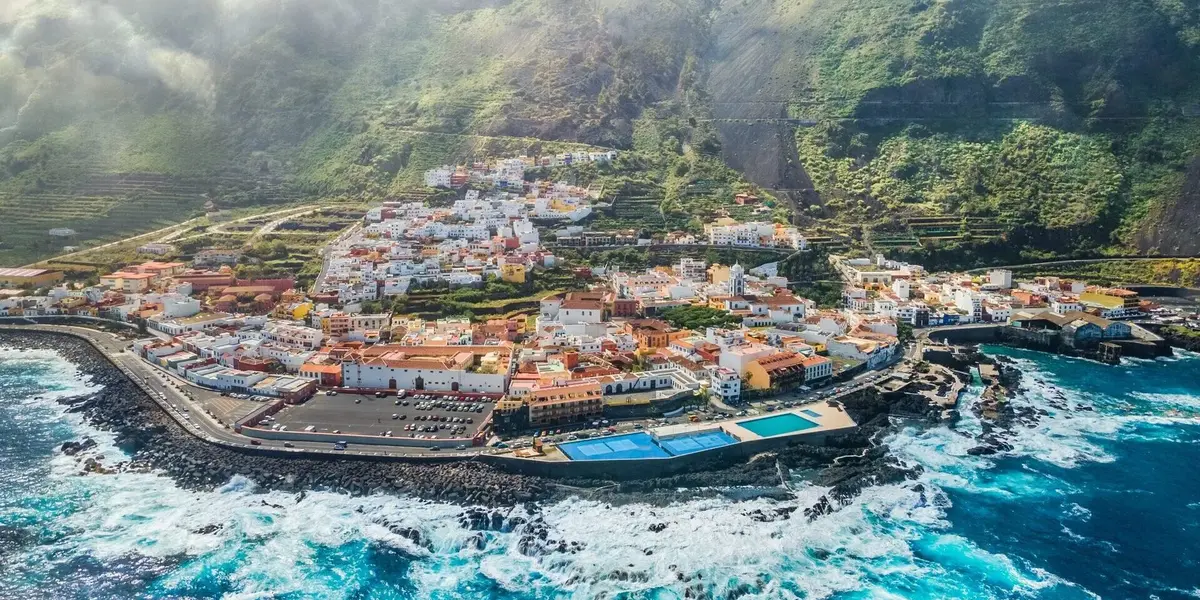Vista aérea de Garachico y sus piscinas naturales en la costa de Tenerife