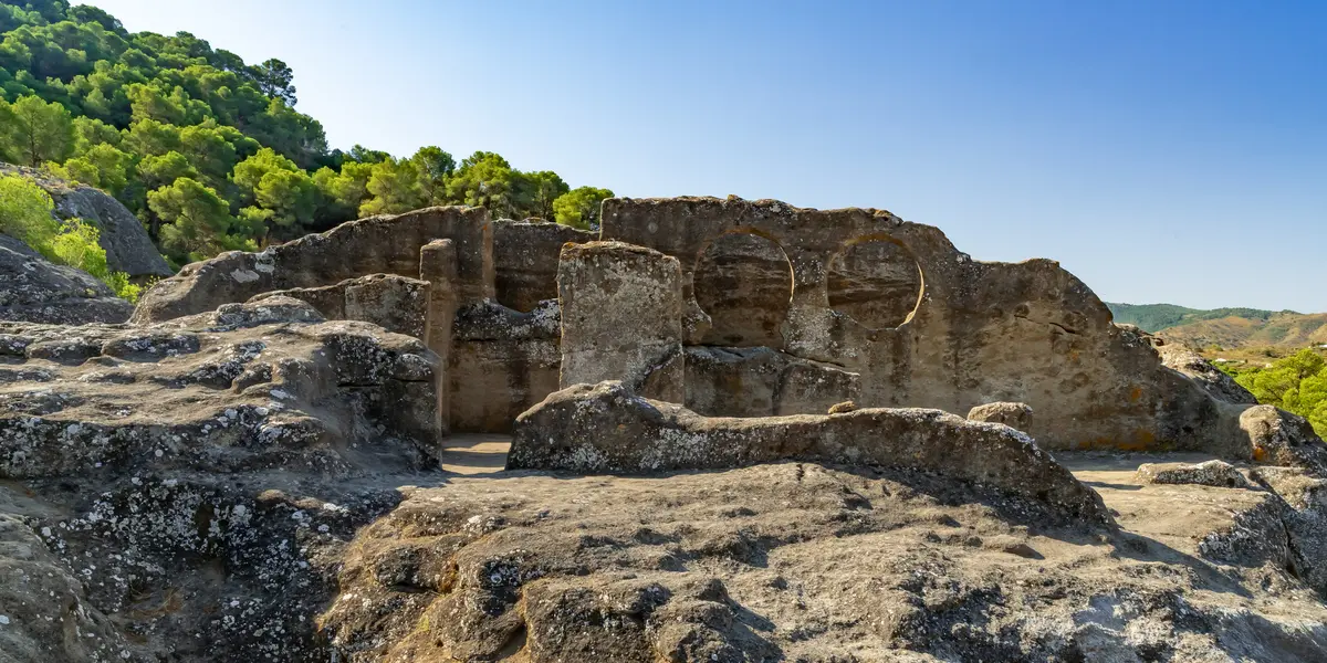 Ruinas de la iglesia mozárabe excavada en roca en Bobastro, Ardales