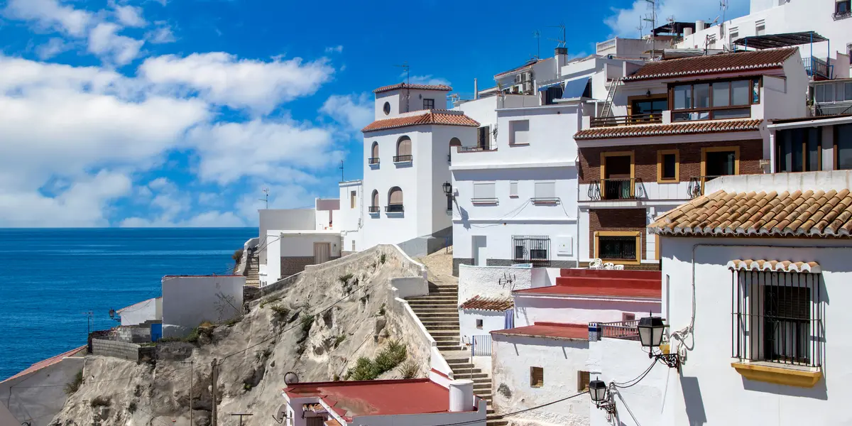 Casas blancas de Salobreña sobre un acantilado frente al mar Mediterráneo