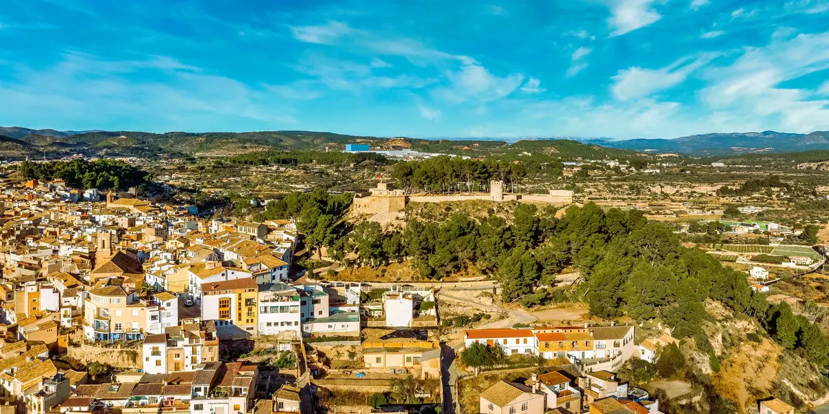 Vista aérea de Segorbe con su castillo, casco antiguo y montañas