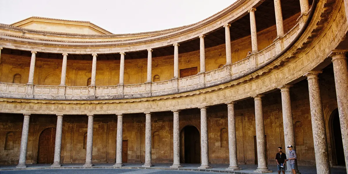 Patio circular del Palacio de Carlos V, Granada