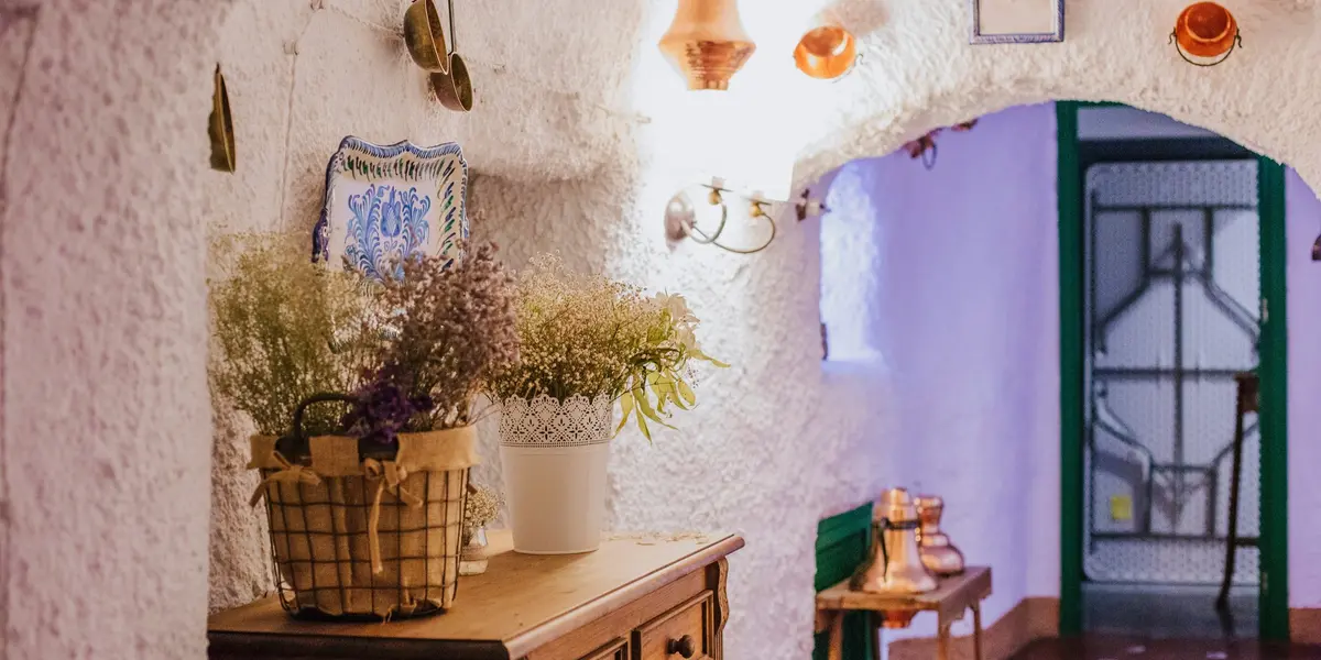 Interior de una casa cueva tradicional en Granada