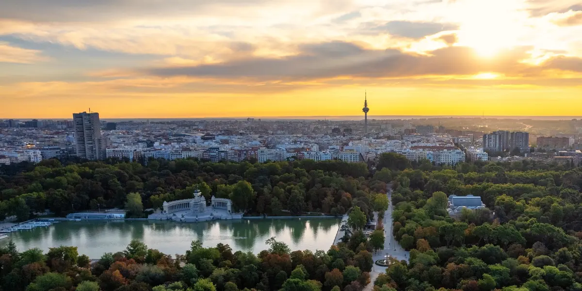 Estanque del Retiro con el perfil de Madrid al fondo.