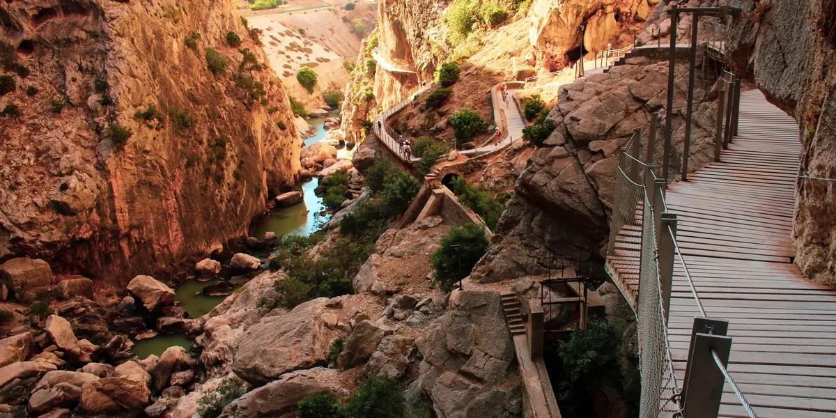 Pasarelas serpenteando el desfiladero sobre el río en el Caminito del Rey.