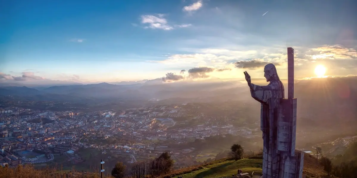 Vista de Oviedo desde el monumento del Sagrado Corazón en el monte Naranco