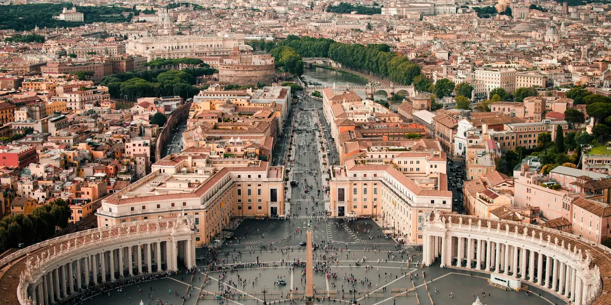 Vista aérea de la Plaza de San Pedro y la Vía de la Conciliación en el Vaticano
