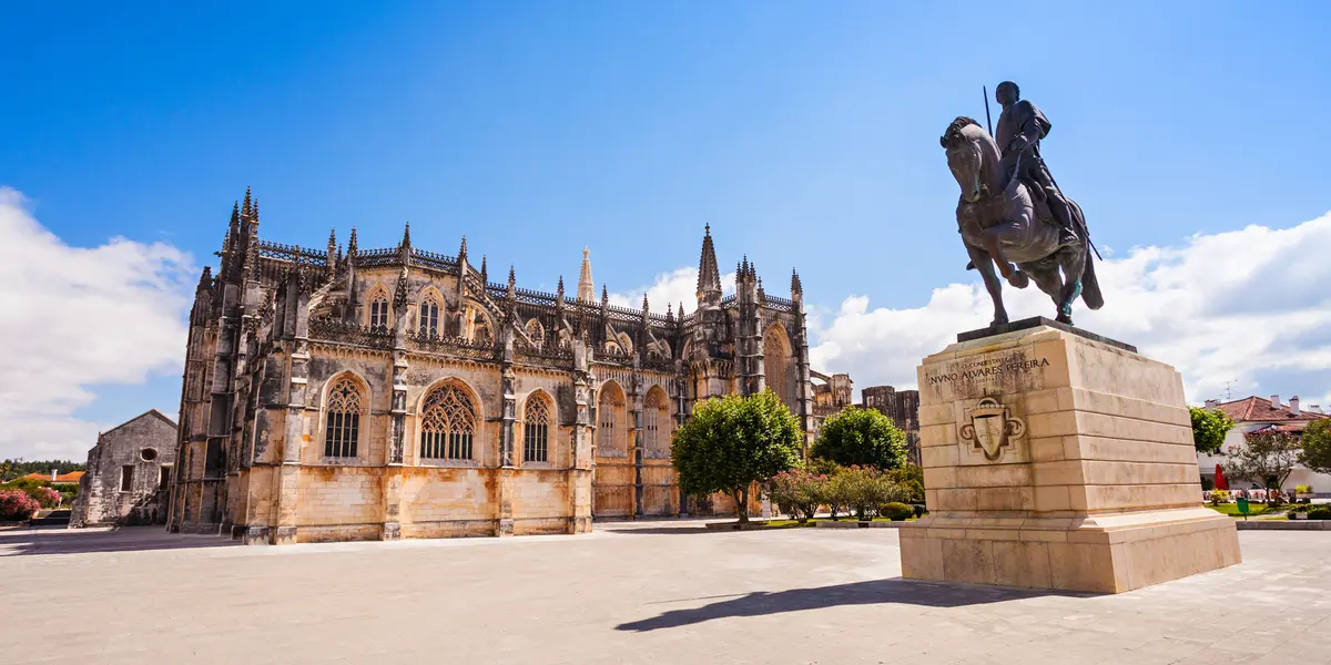 Estatua de Nuno Álvares Pereira frente al Monasterio de Batalha, Portugal