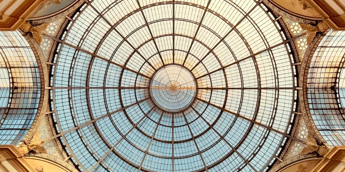 Cúpula de hierro y cristal de la Galería Vittorio Emanuele II en Milán