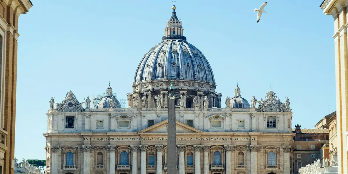 Cúpula y fachada de la Basílica de San Pedro en el Vaticano