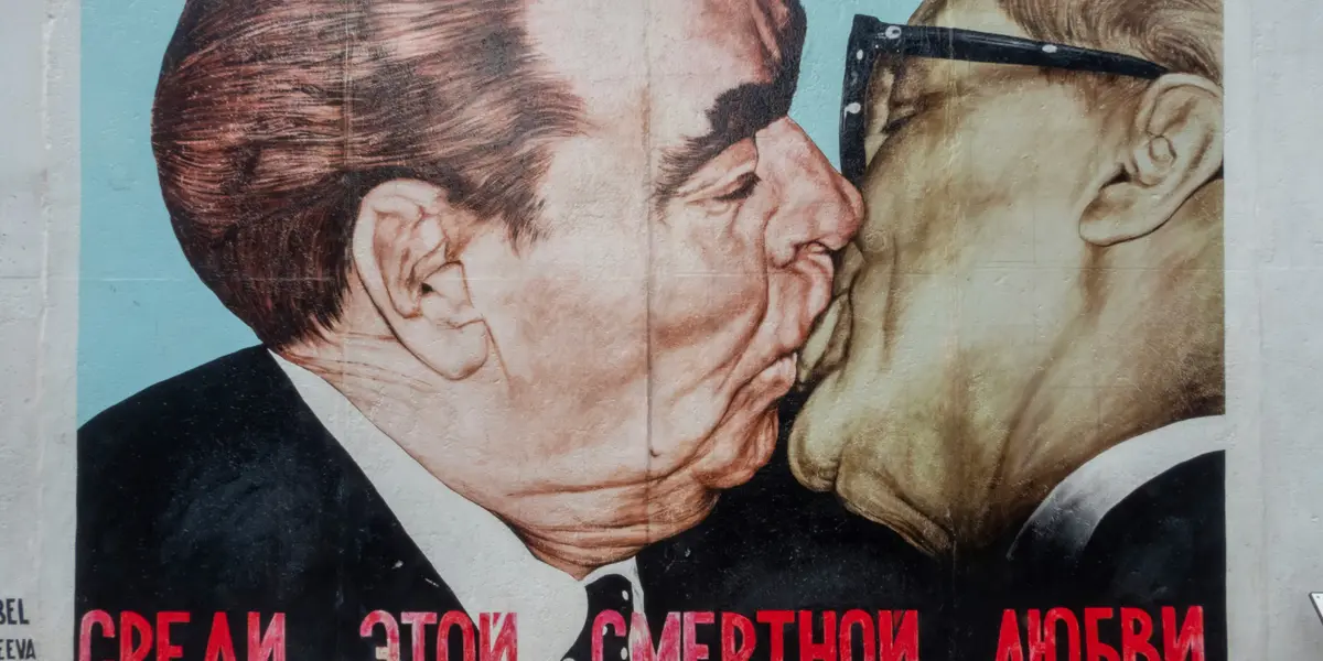 Mural beso fraternal east side gallery berlín alemania
