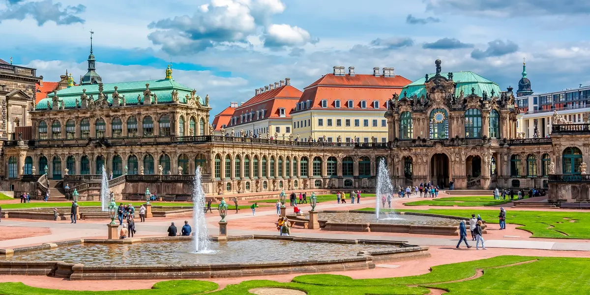 El Palacio Zwinger en Dresde con sus jardines, fuentes y arquitectura barroca.