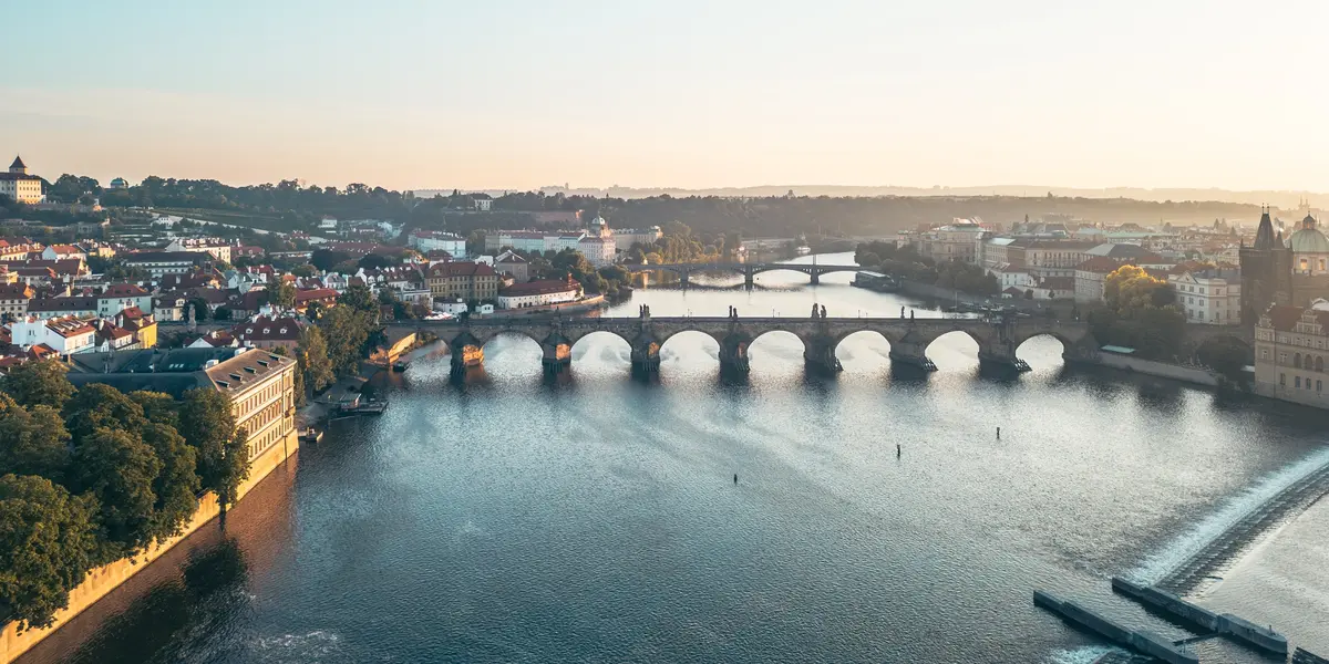 Río moldava y Praga al amanecer