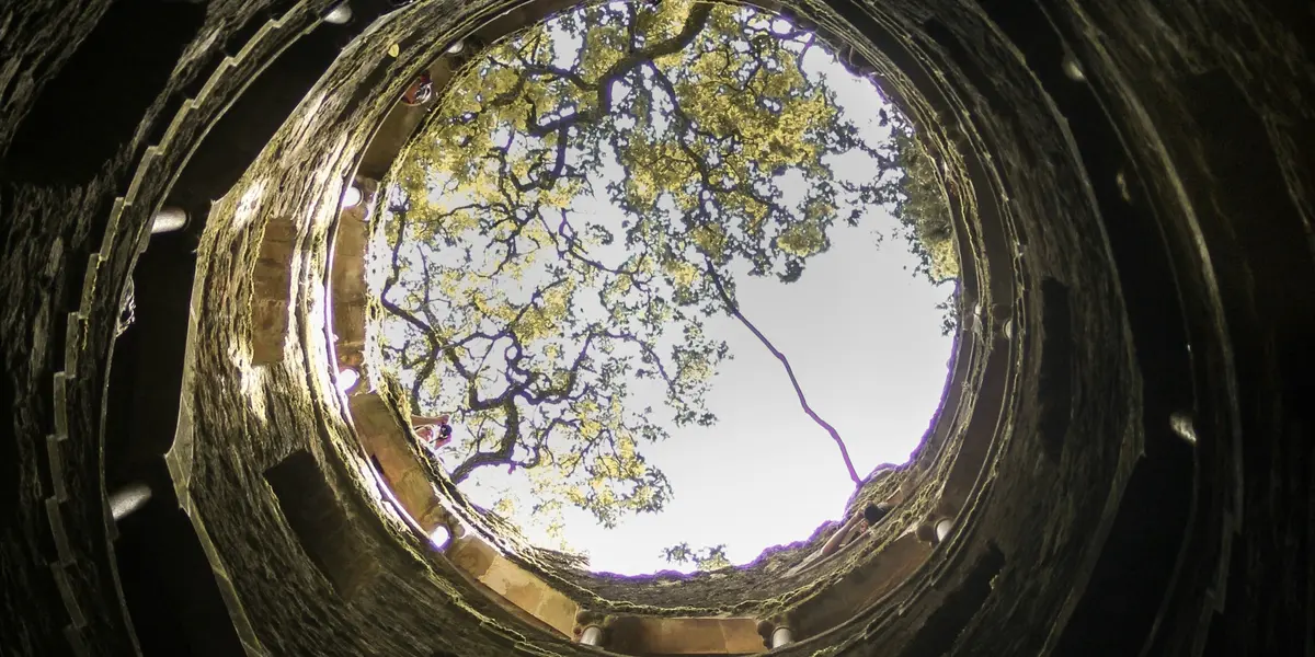 Vista vertical desde el interior del Pozo Iniciático de la Quinta da Regaleira, Sintra