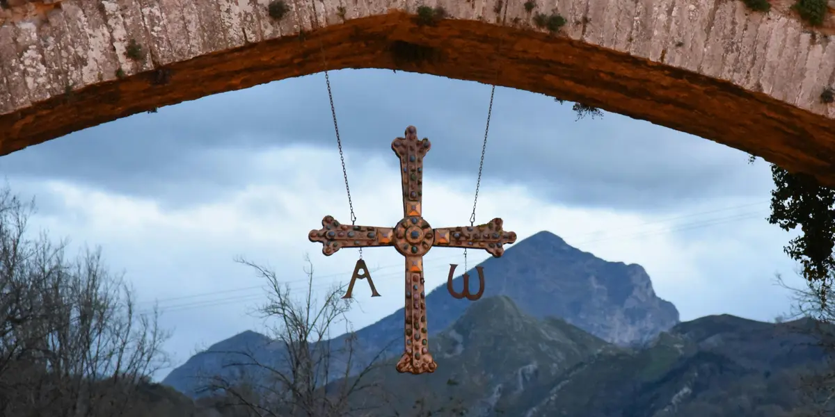 Detalle de la Cruz de la Victoria colgando del Puente Romano de Cangas de Onís, uno de los símbolos más icónicos de Asturias.