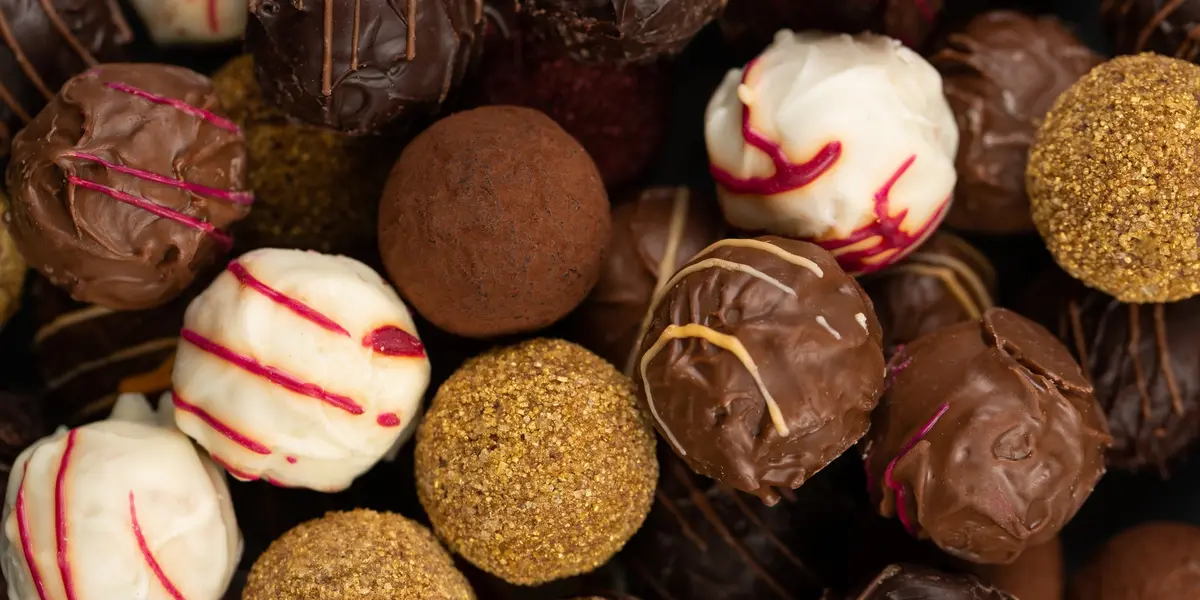  Vista cercana de varios bombones y trufas de chocolate, Brujas