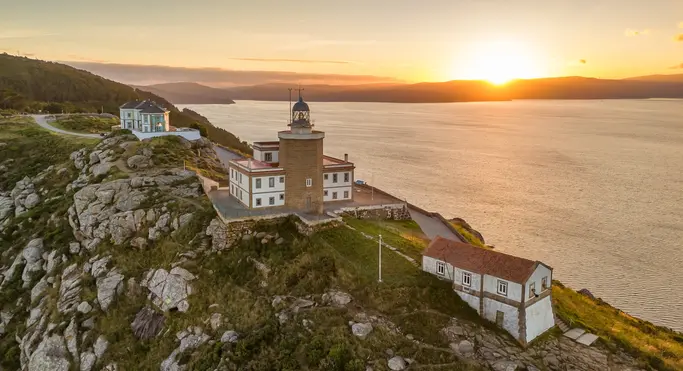 Faro de Finisterre atardecer
