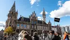 Guía de buendía con un grupo de turistas en el centro histórico de Gante desde Bruselas